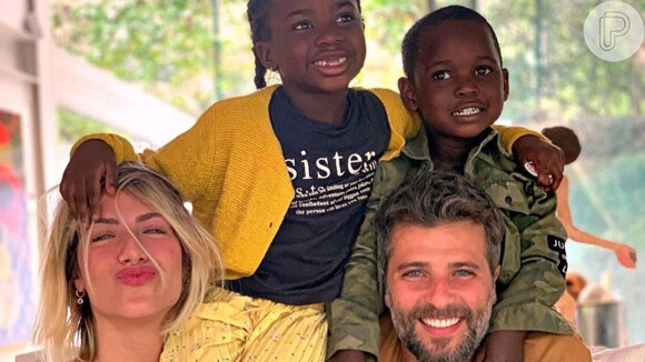 Bruno Gagliasso e Giovanna Ewbank postaram a primeira foto com o filho, Bless, de 4 anos: 'Família feliz. Bless chegou em casa'