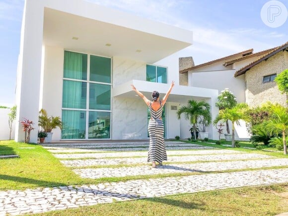 Ex-BBB Munik Nunes mostrou fachada da nova casa em condomínio de luxo nesta terça-feira, 30 de julho de 2019