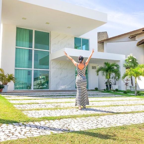 Ex-BBB Munik Nunes mostrou fachada da nova casa em condomínio de luxo nesta terça-feira, 30 de julho de 2019