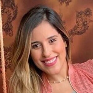 Camilla Camargo compartilhou momento da maternidade com seguidores: 'Vocês viviam suja de leite?'