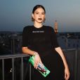 Bruna Marquezine também já elegeu a t-shirt preta da grife Balenciaga para look em Paris