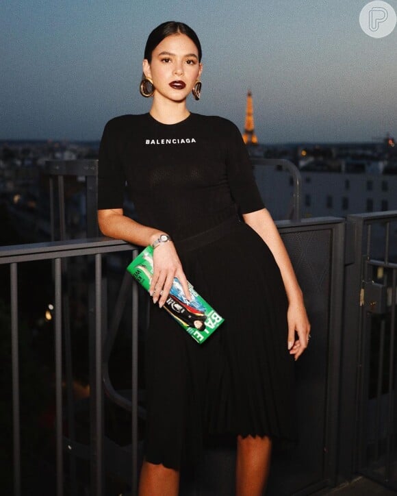 Bruna Marquezine também já elegeu a t-shirt preta da grife Balenciaga para look em Paris