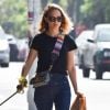 Natalie Portman usou a peça num look totalmente básico para passear com o cachorro