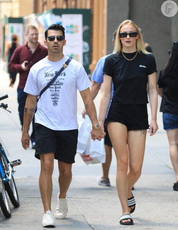 E Sophie Turner a combinou com shorts de cintura alta e chinelos para passear com o namorado, Joe Jonas