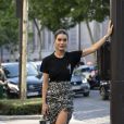 Camila Coelho apostou na t-shirt preta para look de semana de moda, mais sofisticada, com saia sexy e sandálias de salto