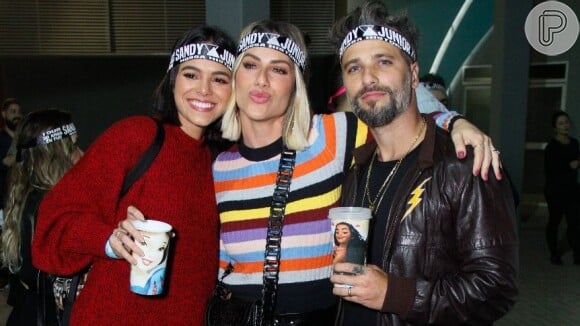 Bruna Marquezine foi com Giovanna Ewbank e Bruno Gagliasso ao show de Sandy e Junior
