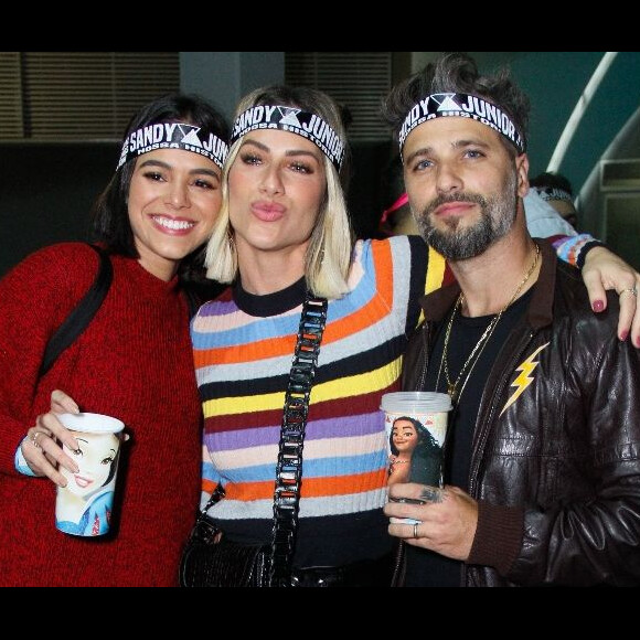 Bruna Marquezine foi com Giovanna Ewbank e Bruno Gagliasso ao show de Sandy e Junior