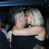 Bruno Gagliasso e Giovanna Ewbank aos beijos no show de Sandy e Junior