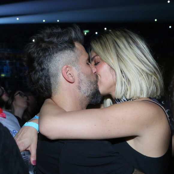 Bruno Gagliasso e Giovanna Ewbank aos beijos no show de Sandy e Junior