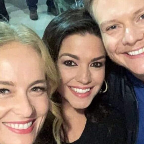 O quarteto Angélica, Luciano Huck, Thais Fersoza e Michel Teló curtiu juntinho o show Sandy e Junior no sábado. Neste domingo o sertanejo lembrou a noite: 'Companheiros de baladinha!'