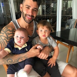 Gusttavo Lima brinca com o filho caçula, Samuel, nesta segunda-feira, dia 05 de julho de 2019
