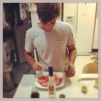 Bruno Gagliasso posta foto preparando comida: 'Momento chef de cozinha'