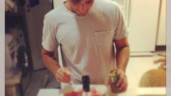 Bruno Gagliasso posta foto preparando comida: 'Momento chef de cozinha'