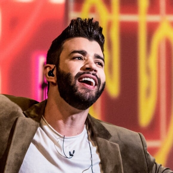 Gusttavo Lima foi atingido no rosto por copo durante show