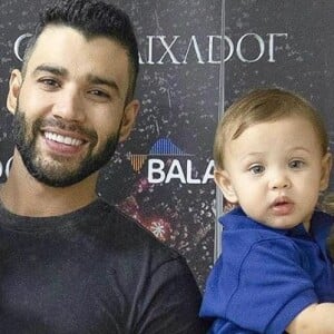 Filho de Gusttavo Lima, Samuel acompanhou o pai na música 'Seu Lobato': 'É cantor o meu neném?!'