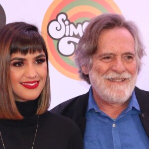 José de Abreu e a namorada, Carolynne Junger, posam abraçados na première do filme 'Simonal' em cinema na Zona Sul do Rio de Janeiro, na noite desta terça-feira, 06 de agosto de 2019