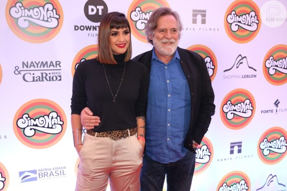 José de Abreu e a namorada, Carolynne Junger, posam abraçados na première do filme 'Simonal' em cinema na Zona Sul do Rio de Janeiro, na noite desta terça-feira, 06 de agosto de 2019