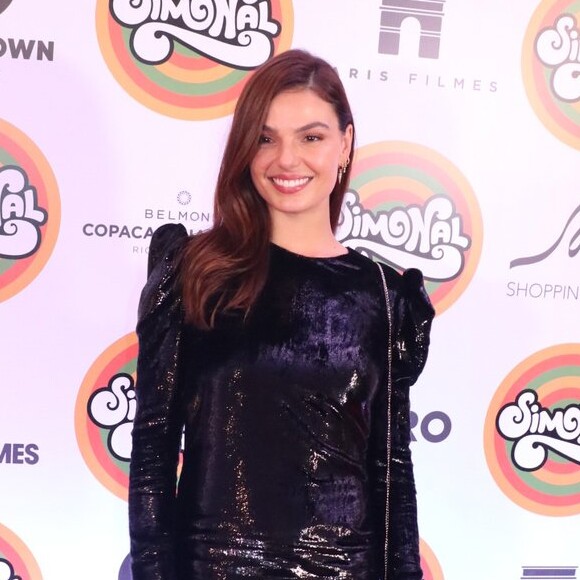 Isis Valverde brilhou com look curto repleto de paetês em première de filme
