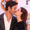 Isis Valverde dá beijo em André Resende na première do filme 'Simonal' em cinema na Zona Sul do Rio de Janeiro, na noite desta terça-feira, 06 de agosto de 2019