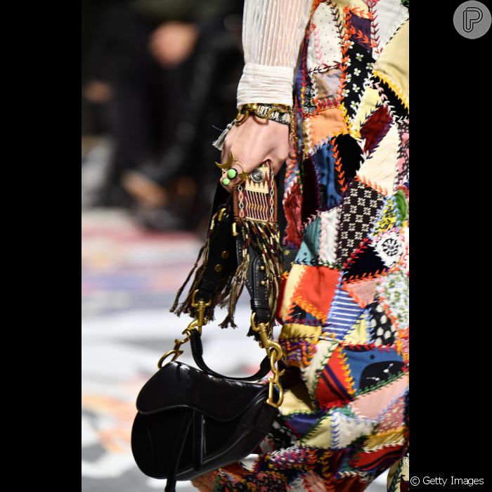 A Dior costuma resgatar tendências marcantes, como o fez com esse modelo de  bolsa também da época de Galliano na grife, a saddle bag - Purepeople