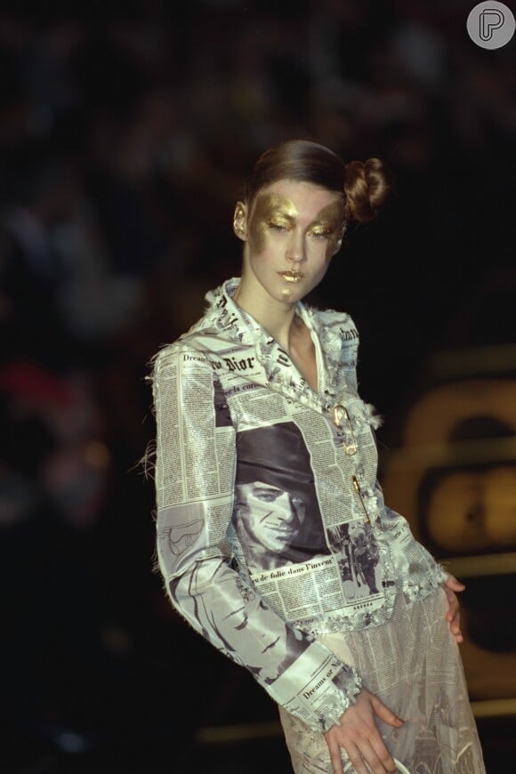 Uma curiosidade: é John Galliano que aparece nesta foto estampada no 'jornal' das peças, como neste blazer, por exemplo