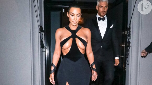 Sempre na moda, Kim Kardashian escolheu uma estampa vintage Dior para apostar