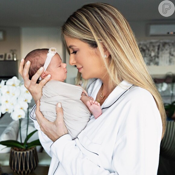 Ticiane Pinheiro está em casa após ter dado à luz sua primeira filha com Cesar Tralli, Manuella