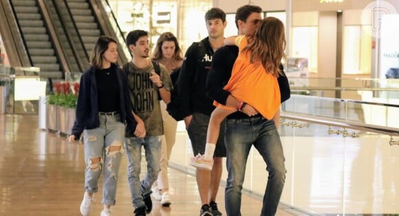 Cauã Reymond se diverte com filha em passeio com Mariana Goldfarb no shopping Village Mall , Barra da Tijuca, nesta quinta-feira, 08 de agosto de 2019
