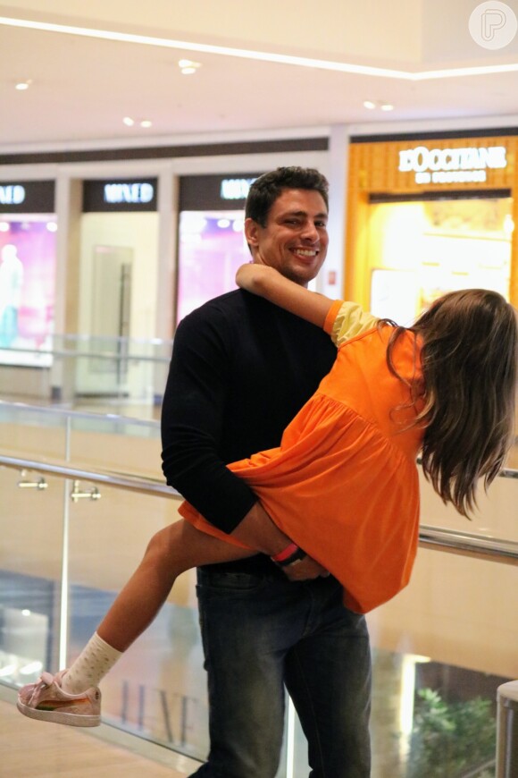 Filha de Cauã Reymond, Sofia impressiona por tamanho ao ser carregada no colo pelo pai em passeio