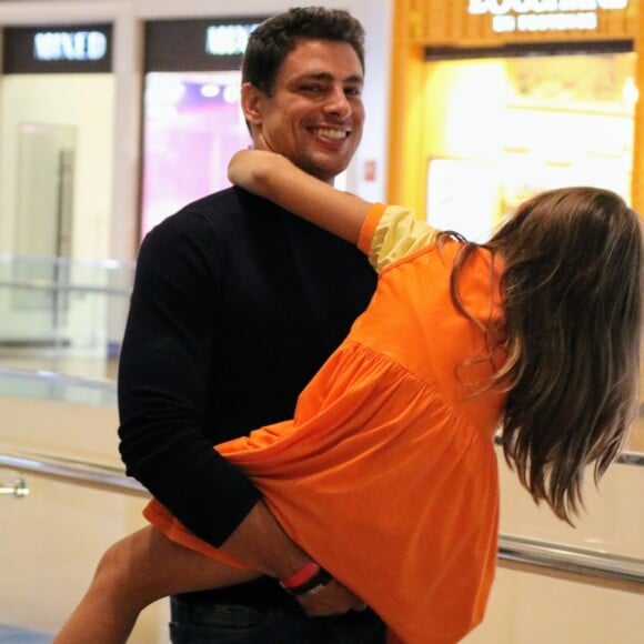 Filha de Cauã Reymond, Sofia impressiona por tamanho ao ser carregada no colo pelo pai em passeio