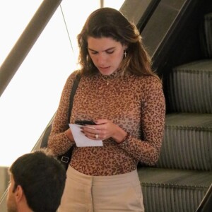 Mariana Goldfarb chama atenção ao ser clicada afastada de Cauã Reymond e Sofia