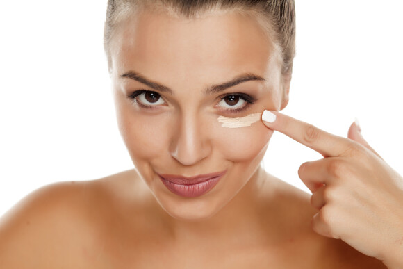Depois da base de maquiagem, use o corretivo nas olheiras, aplicando com a ponta dos dedos