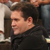 Ximbinha explica por que chutou celular de fã em show: 'Assédio e jogou areia'