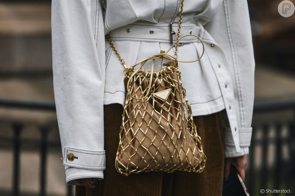 O modelo da bolsa com rede é prático e fashion, mas fica mais glamoroso em dourado