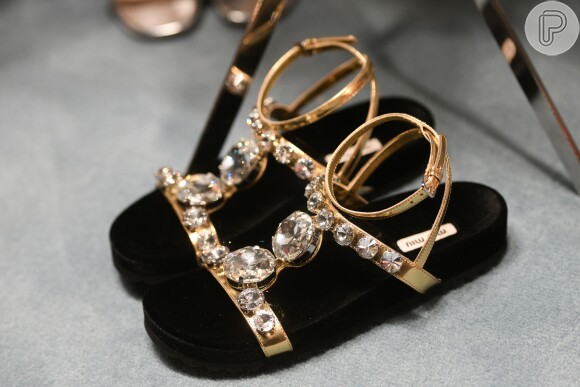 Acessórios dourados: modelo de sandália bem brilhante para trazer glamour para o verão