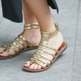 Até as sandálias rasteiras ficam mais sofisticadas em dourado