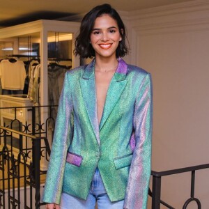 Bruna Marquezine apareceu animada dançando ao lado de convidados em nova festa de aniversário