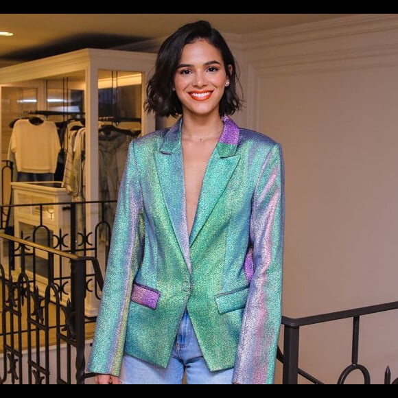 Bruna Marquezine apareceu animada dançando ao lado de convidados em nova festa de aniversário