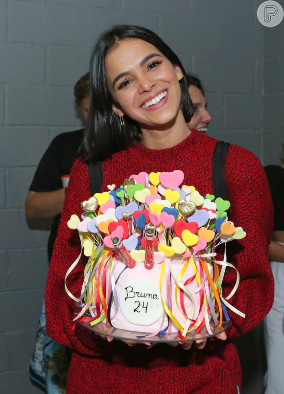 Bruna Marquezine ganhou festa de aniversário surpresa no show de Sandy e Junior, no Rio de Janeiro