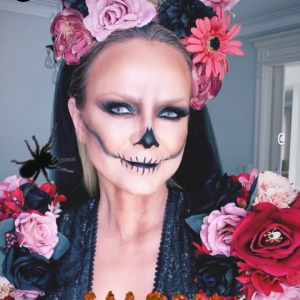 Eliana surgiu caracterizada como caveira com flores em festa