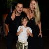 Adriane Galisteu responde às críticas em foto de selinho entre marido e filho no domingo, dia 12 de agosto de 2019