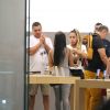 Irmã de Neymar, Rafaella Santos visitou a loja de celulares da marca Apple