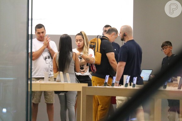 Irmã de Neymar, Rafaella Santos visitou a loja de celulares da marca Apple
