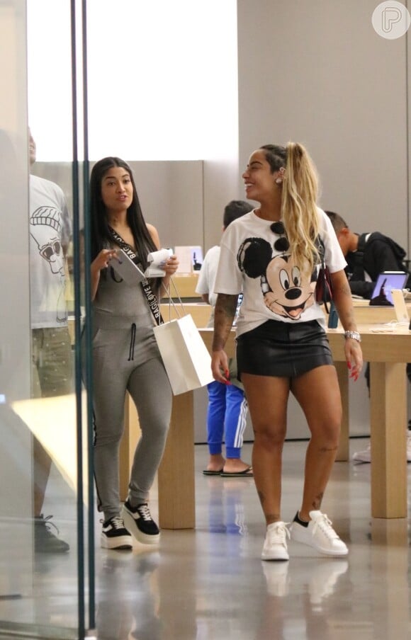 Irmã de Neymar, Rafaella Santos é fotografada ao ir às compras no shopping Village Mall, na Barra da Tijuca, zona oeste do Rio de Janeiro, na noite desta segunda-feira, 11 de agosto de 2019