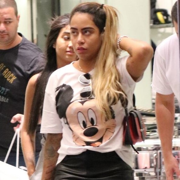 Rafaella Santos vai às compras com amigos no Rio de Janeiro