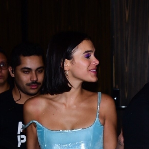 Bruna Marquezine usou make com brilho de strass