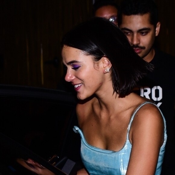 Bruna Marquezine usa make brilhosa em aniversário