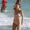 Milena Toscano se divertiu na praia da Barra