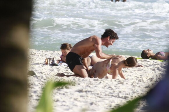 Jeremy Jonathan Zendwick e Milena Toscano rolaram na areia da Barra da Tijuca