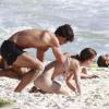 Jeremy Jonathan Zendwick e Milena Toscano brincam na praia